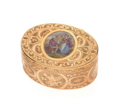 une boîte dorée ornée d'une image, posée sur un fond blanc