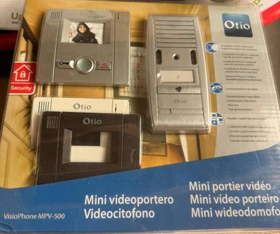 une boîte contenant une caméra vidéo et un lecteur vidéo