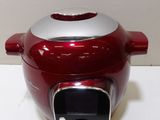 une cuisinière électrique rouge et argent posée sur un plan de travail