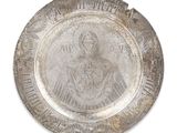 un ancien plat en argent orné d'une image de la Vierge à l'Enfant
