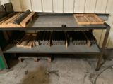 une table sur laquelle est posé un tas de bois, dans un garage