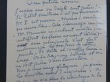 une vieille lettre manuscrite sur une feuille de papier, dans un cadre noir