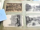 un livre contenant des images de bâtiments et sur lequel figurent des bâtiments