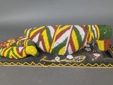 une peluche allongée sur un oreiller