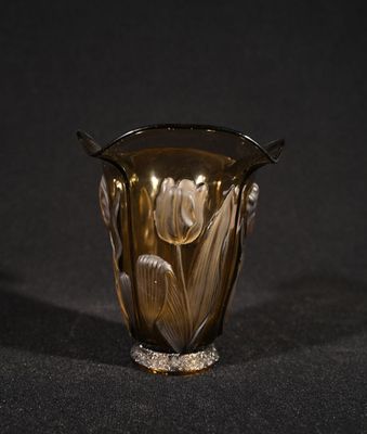 un vase en verre contenant une fleur