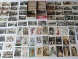 beaucoup de vieilles cartes postales sur la table