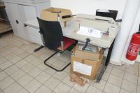SUR DESIGNATION : Un bureau simple, un siège, deux armoires …