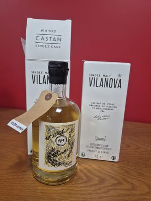 une image représentant une bouteille de vin posée sur une table à côté d'un carton de vin