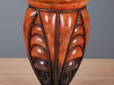 un vase posé sur une table en bois