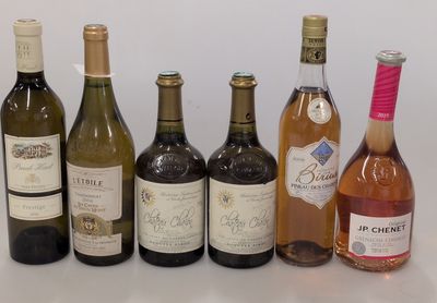 des bouteilles de vin sont alignées sur une table
