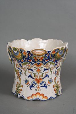 une image représentant un vase orné d'un motif floral