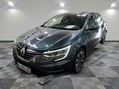 la voiture grise est garée sur un sol en damier dans le garage