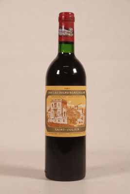 une bouteille de vin posée sur une table
