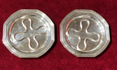 paire de dessous de verre plaqués argent sur fond de velours rouge