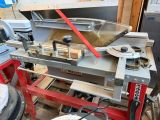 une machine posée sur une table dans un garage