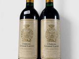 deux bouteilles de vin posées l'une à côté de l'autre sur une surface blanche