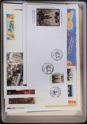 une photo d'une boîte sur laquelle sont collés de nombreux timbres