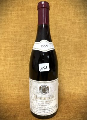 une bouteille de vin posée sur une table