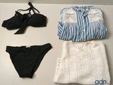 deux vêtements sont posés sur une table