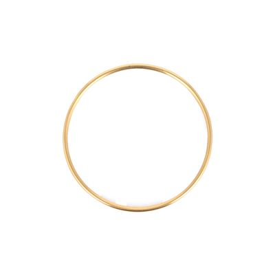 gros plan d'une bague en or sur fond blanc