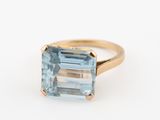 une image représentant une bague en or sertie d'une topaze bleue