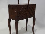 une petite table en bois sur laquelle se trouve un miroir