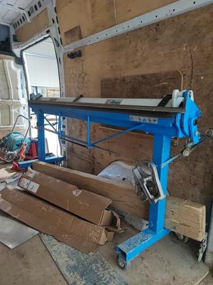 une photo d'un établi dans un garage avec beaucoup de bois