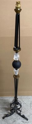 une lampe posée sur un trépied, sur un sol en marbre