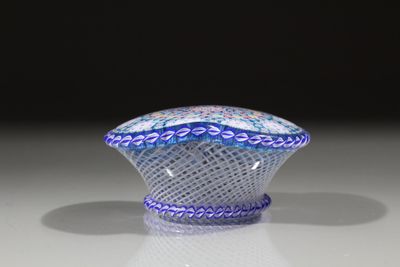 un gros plan d'un objet en verre posé sur une table