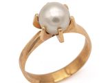 une image représentant une bague en or ornée d'une perle blanche