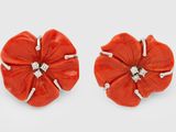 paire de boucles d'oreilles en forme de fleur, en corail et diamants