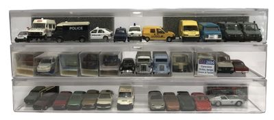 une vitrine contenant un grand nombre de petites voitures
