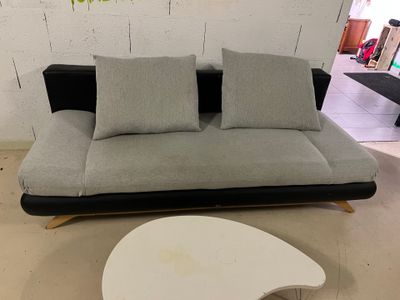 un canapé et une table basse dans une pièce