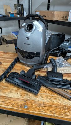 un aspirateur posé sur une table