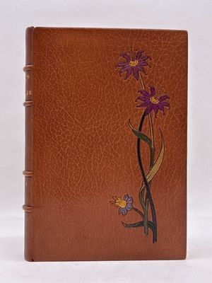 un carnet en cuir marron orné de fleurs violettes et d'un papillon