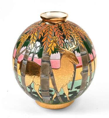 un vase orné d'une image représentant un cerf et des arbres