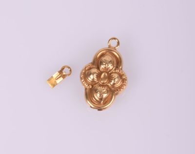 un pendentif plaqué or orné d'un motif floral
