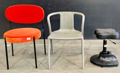 trois chaises et tabourets différents dans une pièce