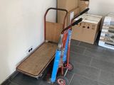 un diable avec un chariot au milieu d'une pièce