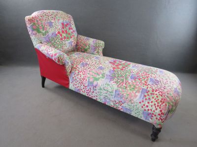 une chaise longue ornée d'un motif floral coloré