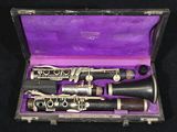 deux clarinettes dans un étui violet sur fond noir