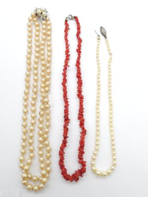 un lot de trois colliers composés de perles et de perles de corail