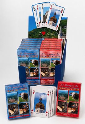 une boîte de cartes à jouer avec l'image d'un château en arrière-plan