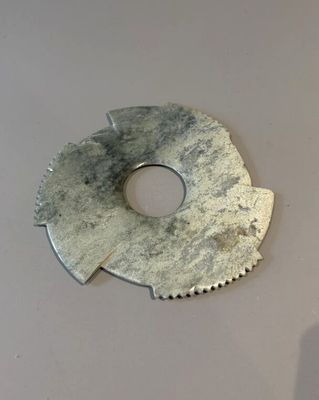 DISQUE BI archaïque cranté. CHINE, XXe siècle.