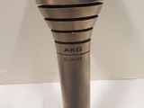 une image représentant un microphone posé sur une surface blanche, avec un fond blanc