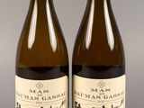 deux bouteilles de vin posées l'une à côté de l'autre sur une table
