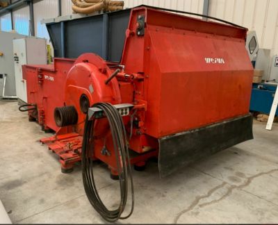 une photo d'une grande machine rouge dans un entrepôt