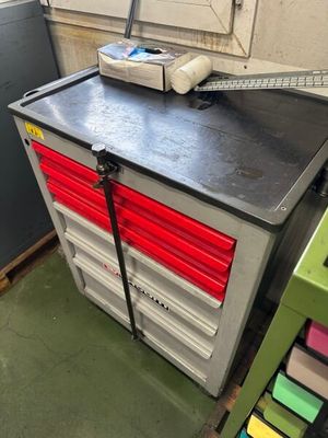 une image d'un établi dans un garage