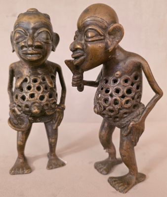 paire de figurines en bronze représentant un homme et une femme, avec des trous au niveau de la bouche