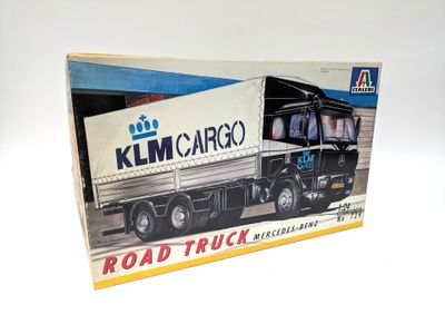 une boîte avec l'image d'un camion dessus
